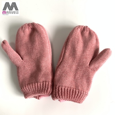 Children knite mitten