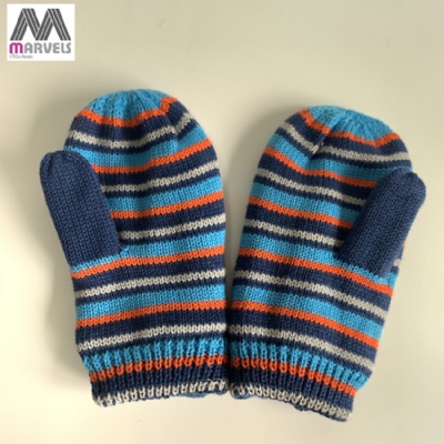 Children stripe knite mitten