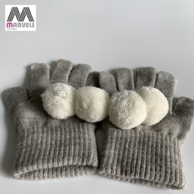 Cute pompom gloves