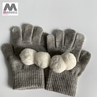 Cute pompom gloves