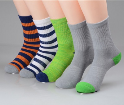 Contrasting colors crew socks