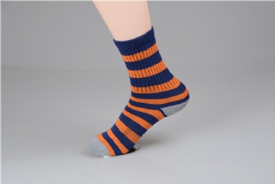 Contrasting colors crew socks
