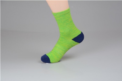 Contrasting colors crew socks