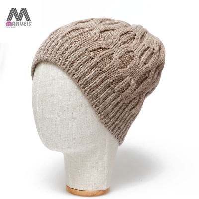 Cable knit acrylic beanie