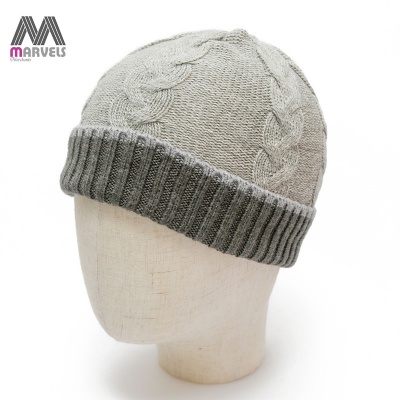 Cable knit acrylic beanie