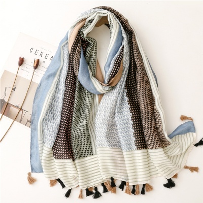 Color matching Geometric Print Travel Photo Silk Scarf