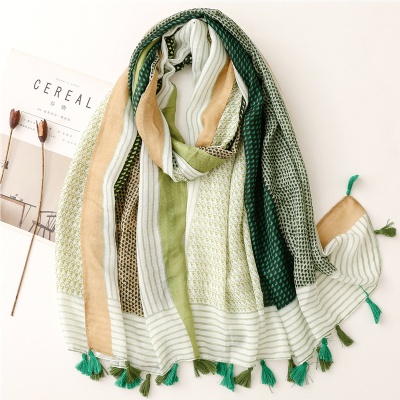 Color matching Geometric Print Travel Photo Silk Scarf